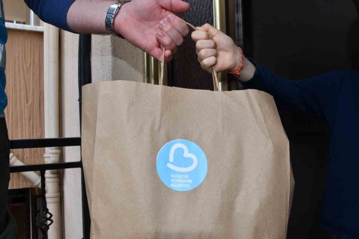 Büyükşehir’in Beslenme Paketi Aileleri De, Öğrencileri De Sevindiriyor