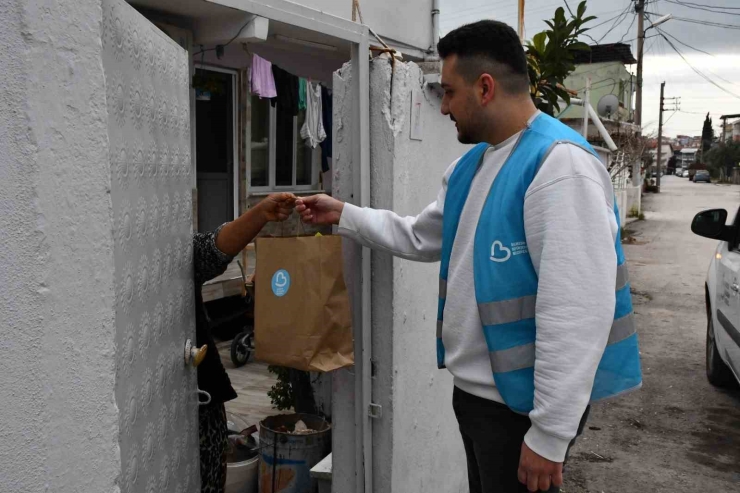 Büyükşehir’in Beslenme Paketi Aileleri De, Öğrencileri De Sevindiriyor