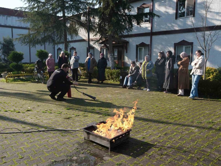 Yangına Kadınlar Yangın Tüpüyle Müdahale Etti