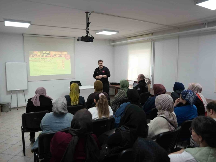 Yangına Kadınlar Yangın Tüpüyle Müdahale Etti