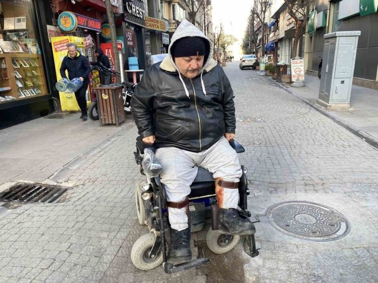 Yüzde 76 Engeli Olmasına Ekmek Parasını Kazanmak İçin Eksi 17 Derecede Simit Satıyor