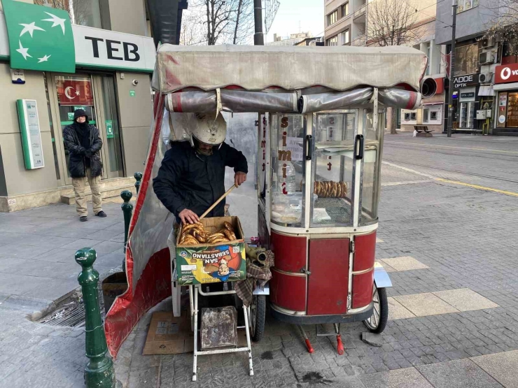 Yüzde 76 Engeli Olmasına Ekmek Parasını Kazanmak İçin Eksi 17 Derecede Simit Satıyor
