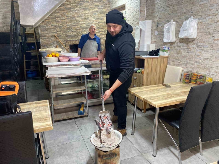 Fırından Kalbe Sıcak Bir Yolculuk: Eskişehirli Pidecinin 35 Yıllık Köz Geleneği