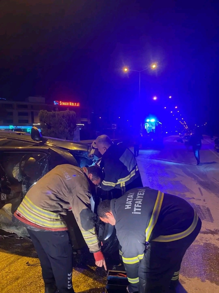 Vidanjöre Çarparak Devrilen Otomobilin Sürücüsü Yaralandı