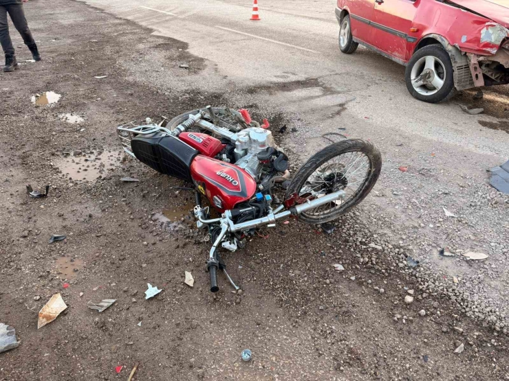 Hassa’da Otomobille Çarpışan Motosikletin Sürücüsü Yaralandı