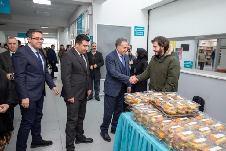 İ̇nönü Üniversitesi’nde Final Haftasında Öğrencilere Meyve İkramı