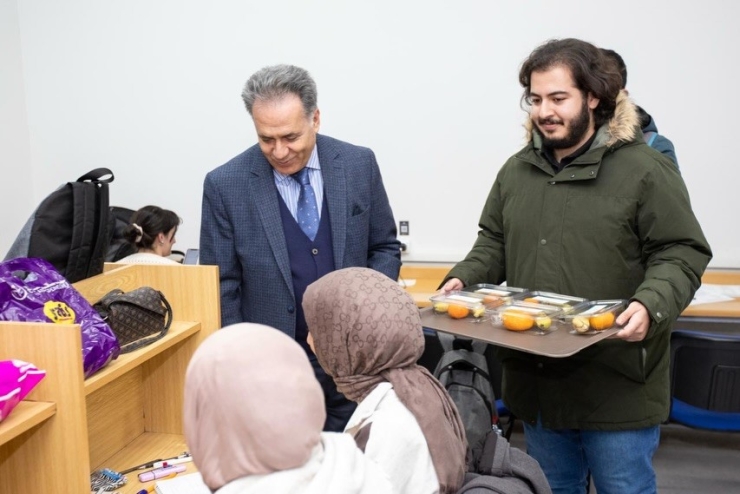 İ̇nönü Üniversitesi’nde Final Haftasında Öğrencilere Meyve İkramı