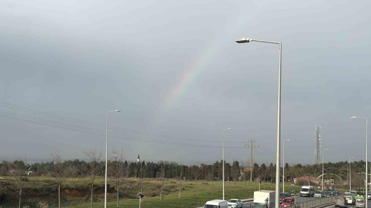 İ̇stanbul’da Gökkuşağı Trafikte Görsel Şölen Oluşturdu
