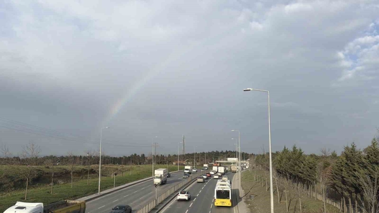 İ̇stanbul’da Gökkuşağı Trafikte Görsel Şölen Oluşturdu