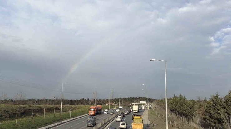 İ̇stanbul’da Gökkuşağı Trafikte Görsel Şölen Oluşturdu