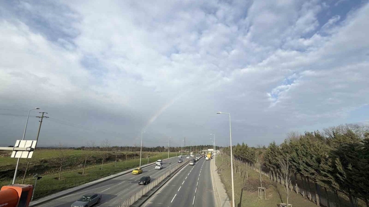 İ̇stanbul’da Gökkuşağı Trafikte Görsel Şölen Oluşturdu