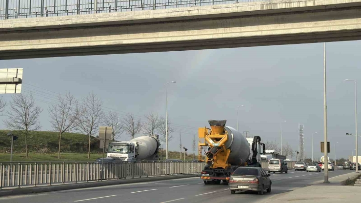 İ̇stanbul’da Gökkuşağı Trafikte Görsel Şölen Oluşturdu
