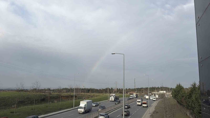 İ̇stanbul’da Gökkuşağı Trafikte Görsel Şölen Oluşturdu
