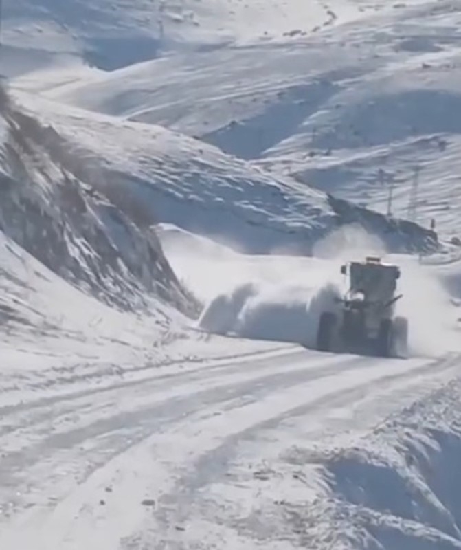 Kars Özel İ̇daresi Bin Saatlik Çalışmayla Kapalı Köy Yolu Bırakmadı