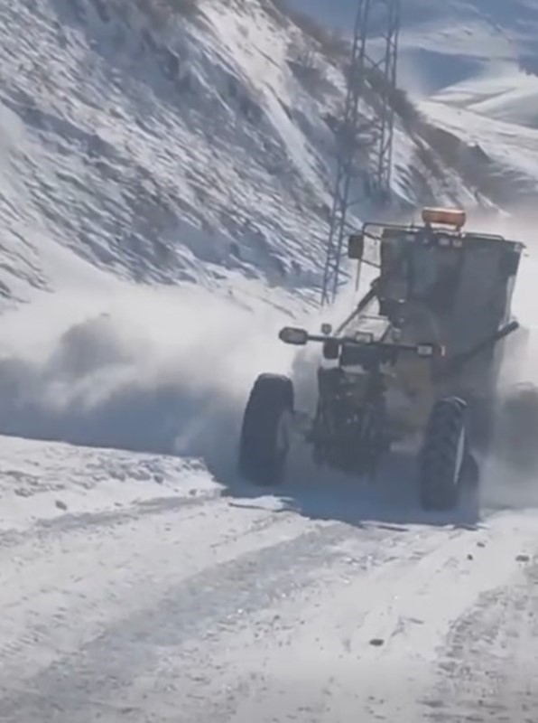 Kars Özel İ̇daresi Bin Saatlik Çalışmayla Kapalı Köy Yolu Bırakmadı