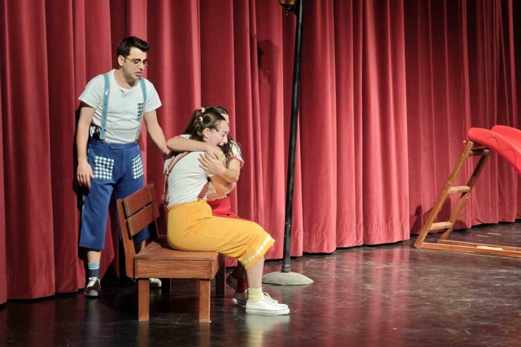 Kepez Kent Tiyatrosu Yılın İlk Çocuk Oyununu Sahneledi