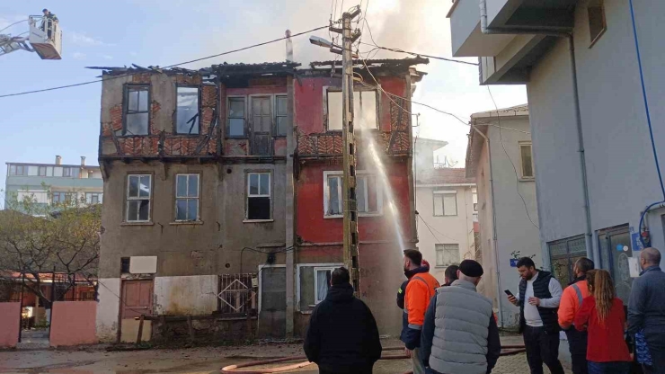 Ev Sahibi Uyurken Elektrikli Sobadan Yangın Çıktı