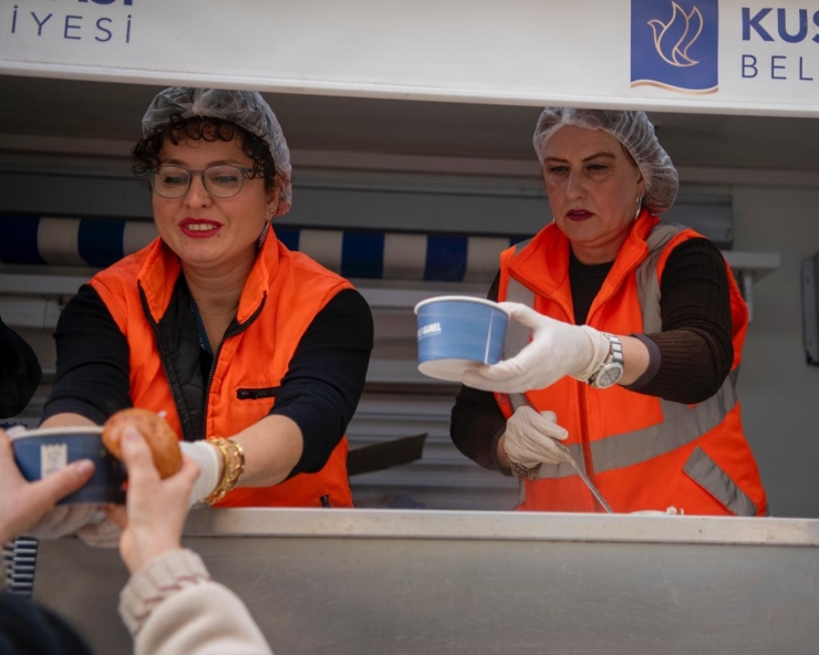 Kuşadası Belediyesi’nin Sıcak Çorba İkramı Başladı