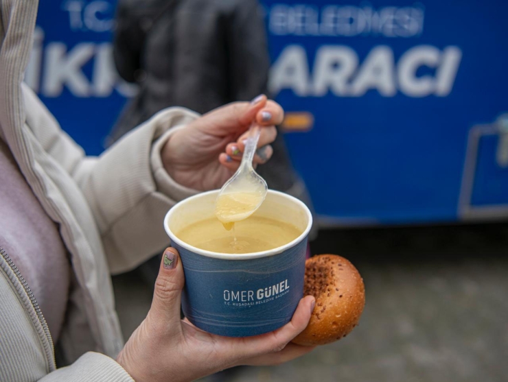 Kuşadası Belediyesi’nin Sıcak Çorba İkramı Başladı