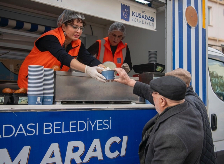 Kuşadası Belediyesi’nin Sıcak Çorba İkramı Başladı