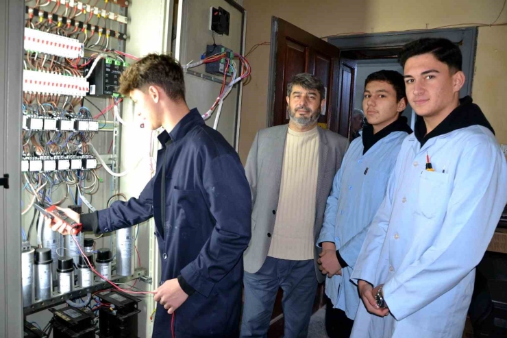 Öğrencilerden Enerji Tasarrufu Sağlayan Sistem