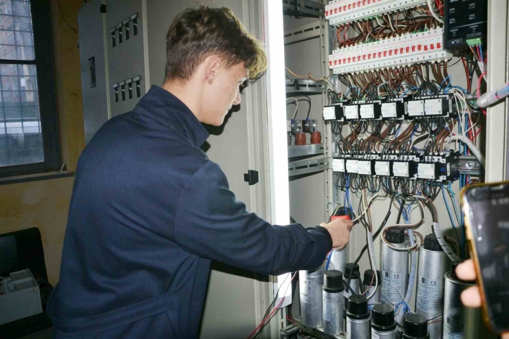 Öğrencilerden Enerji Tasarrufu Sağlayan Sistem