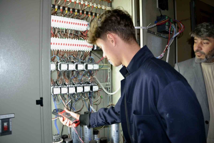 Öğrencilerden Enerji Tasarrufu Sağlayan Sistem