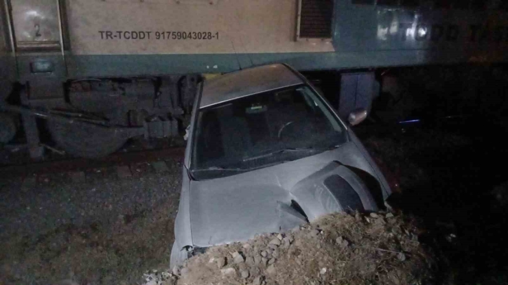 Osmaniye’de Hemzemin Geçitte Tren İle Otomobil Çarpıştı