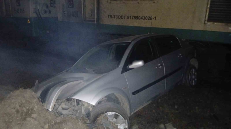 Osmaniye’de Hemzemin Geçitte Tren İle Otomobil Çarpıştı