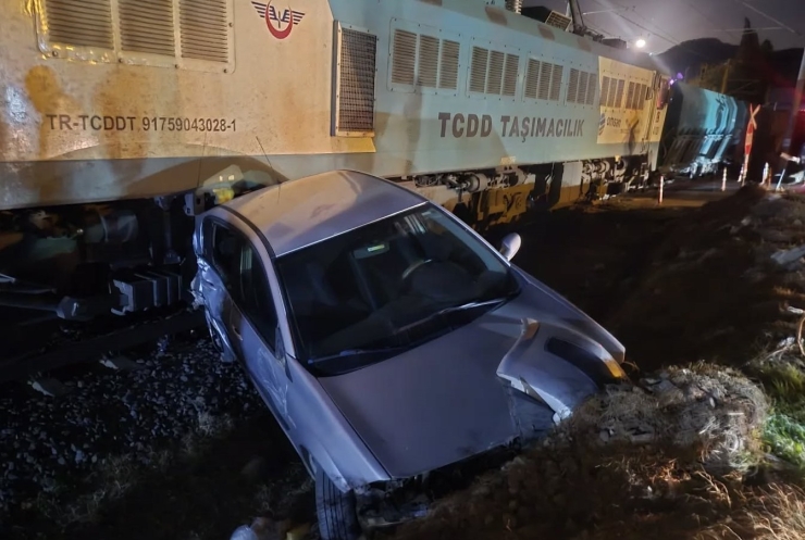 Osmaniye’de Hemzemin Geçitte Tren İle Otomobil Çarpıştı