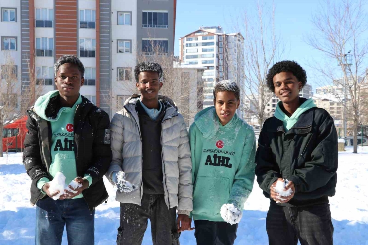 İ̇lk Kez Karla Tanışan Afrikalı Öğrenciler Doyasıya Eğlendi
