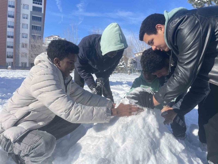 İ̇lk Kez Karla Tanışan Afrikalı Öğrenciler Doyasıya Eğlendi