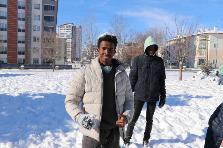 İ̇lk Kez Karla Tanışan Afrikalı Öğrenciler Doyasıya Eğlendi