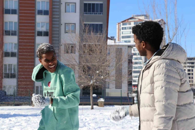İ̇lk Kez Karla Tanışan Afrikalı Öğrenciler Doyasıya Eğlendi