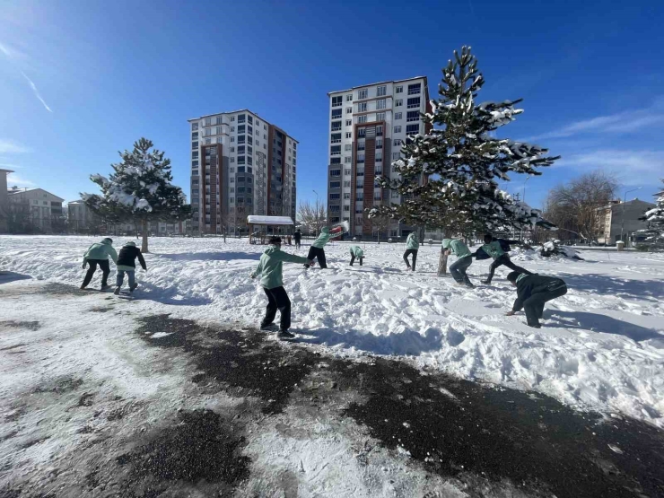 İ̇lk Kez Karla Tanışan Afrikalı Öğrenciler Doyasıya Eğlendi