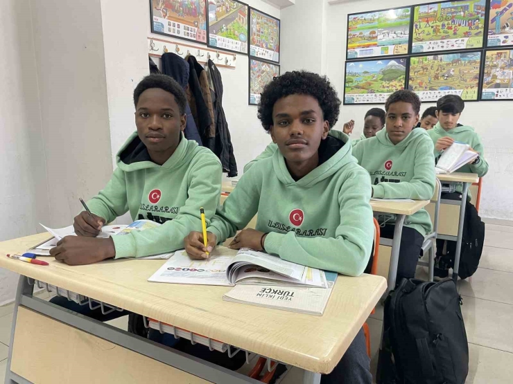 İ̇lk Kez Karla Tanışan Afrikalı Öğrenciler Doyasıya Eğlendi