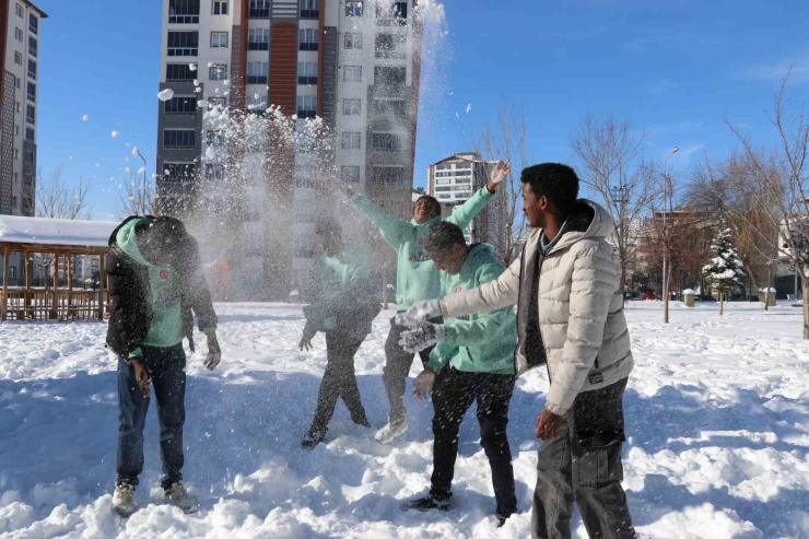 İ̇lk Kez Karla Tanışan Afrikalı Öğrenciler Doyasıya Eğlendi