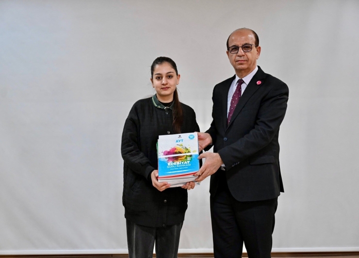 Yeşilyurt Belediyesi’nden Öğrencilere Tyt-ayt Kaynak Kitap Desteği