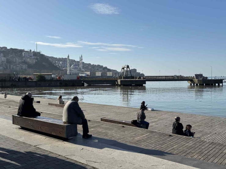 Sıcak Havayı Görenler Sahile Koştu