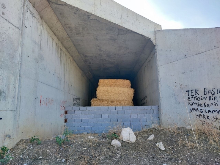 7 Yıldır Bitmeyen Yolun Köprü Ayakları Samanlığa Döndü