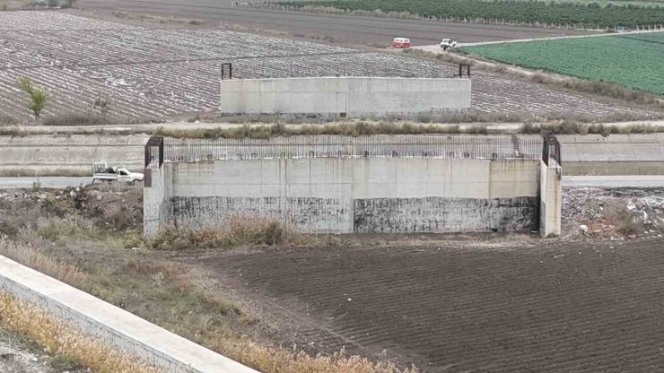 7 Yıldır Bitmeyen Yolun Köprü Ayakları Samanlığa Döndü