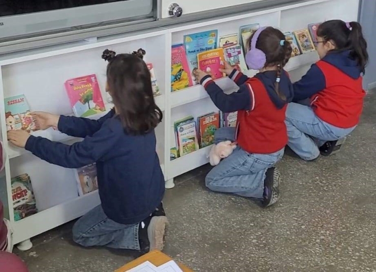 Altıntaş Zafer İ̇lkokulu’nda Sınıflara Kitaplık Kazandırıldı