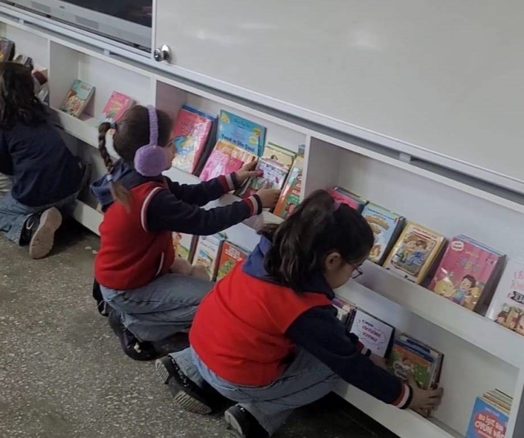 Altıntaş Zafer İ̇lkokulu’nda Sınıflara Kitaplık Kazandırıldı