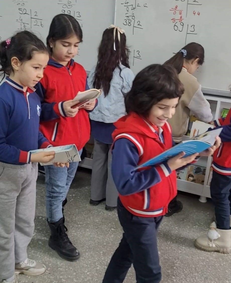 Altıntaş Zafer İ̇lkokulu’nda Sınıflara Kitaplık Kazandırıldı