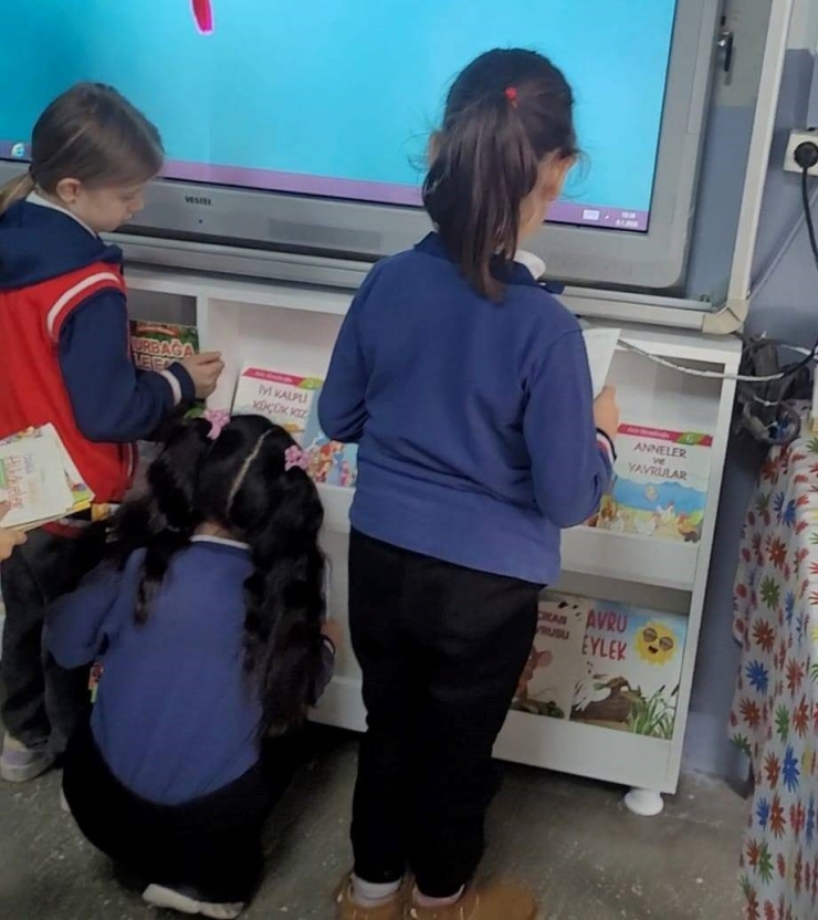 Altıntaş Zafer İ̇lkokulu’nda Sınıflara Kitaplık Kazandırıldı