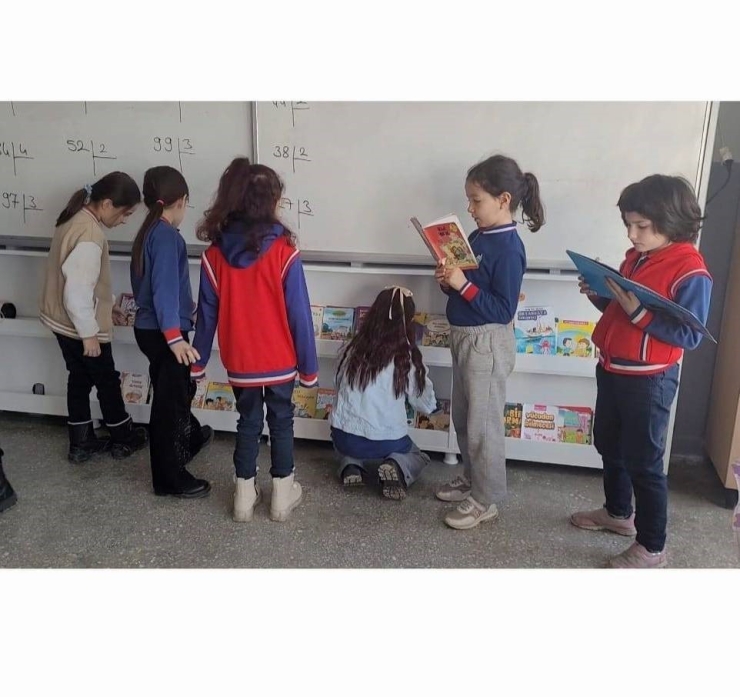 Altıntaş Zafer İ̇lkokulu’nda Sınıflara Kitaplık Kazandırıldı