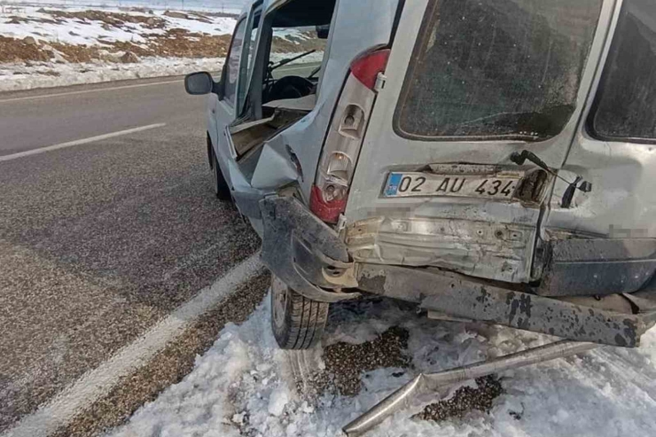 Araban’da Otomobil İle Kamyonet Çarpıştı: 2 Yaralı