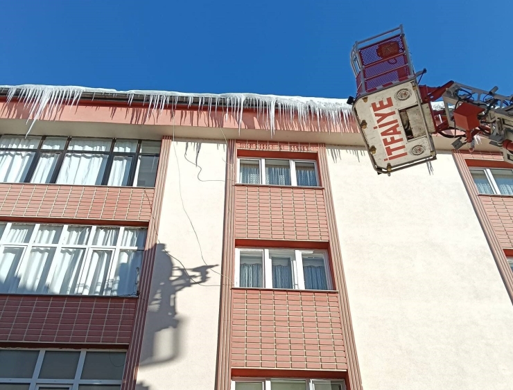 Bayburt’ta Buz Sarkıtları Temizleniyor