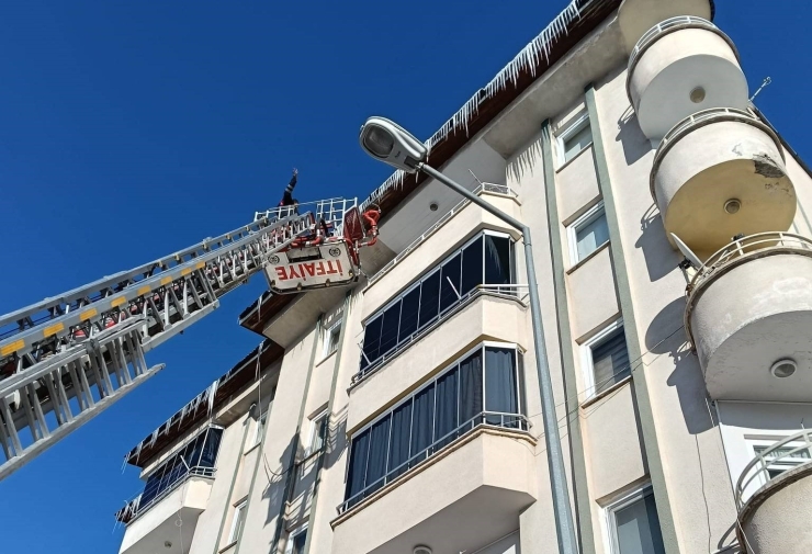 Bayburt’ta Buz Sarkıtları Temizleniyor