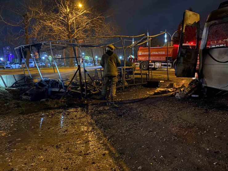 Bursa Korkutan Yangın: Baraka Ve Minibüs Alev Topuna Döndü